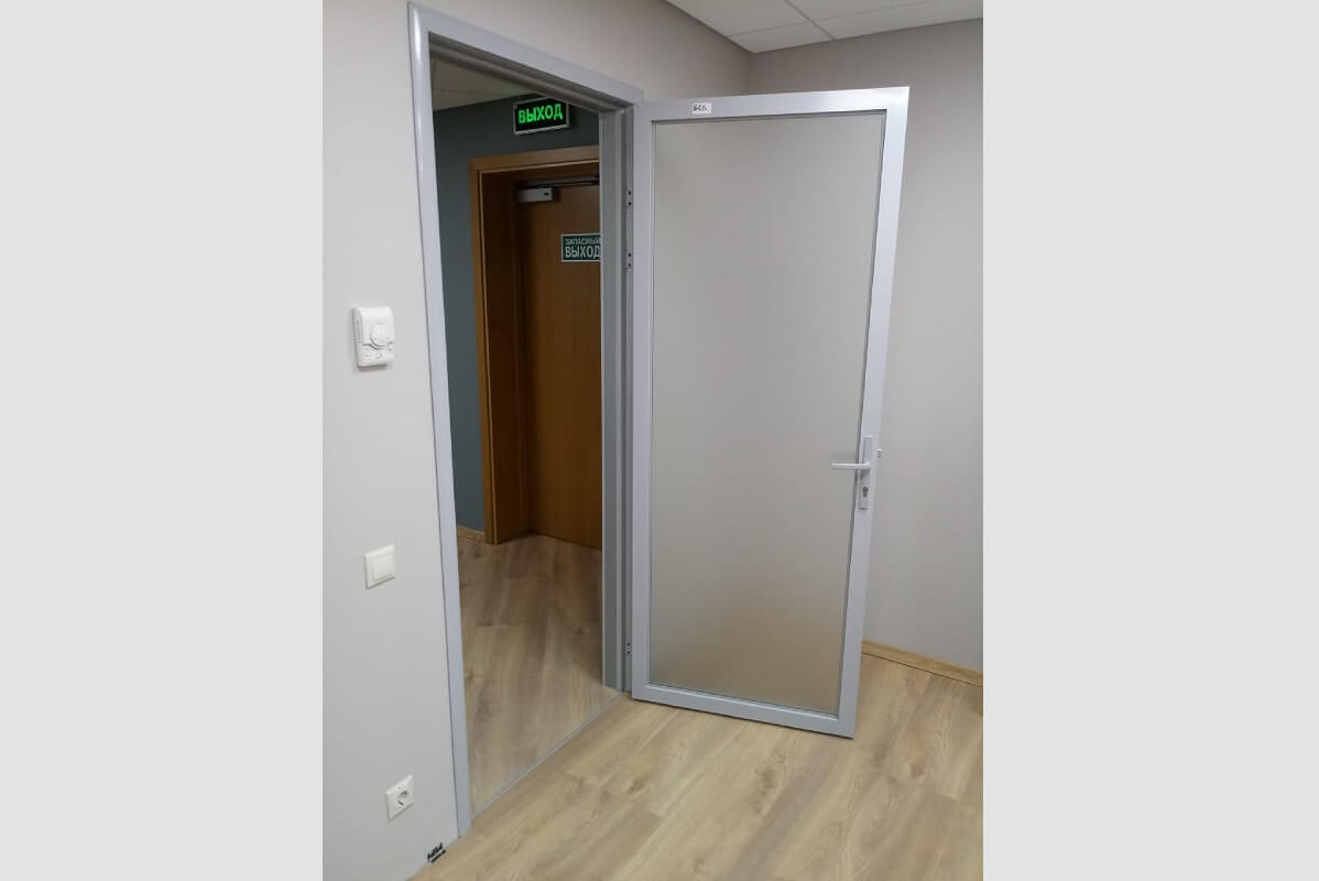 Офисные алюминиевые двери от производителя