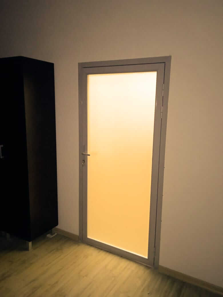 Офисная дверь в алюминиевой телескопической раме