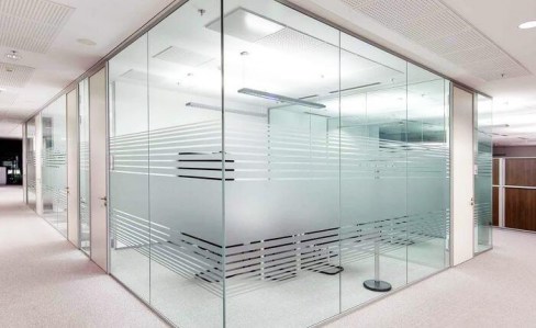 стеклянные перегородки для зонирования пространства в офисе